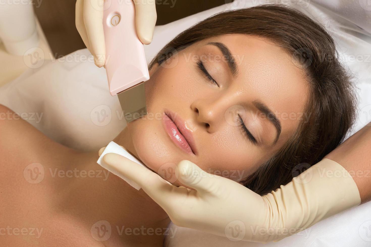 donna nel professionale bellezza terme salone durante ultrasonico facciale detergente procedura foto