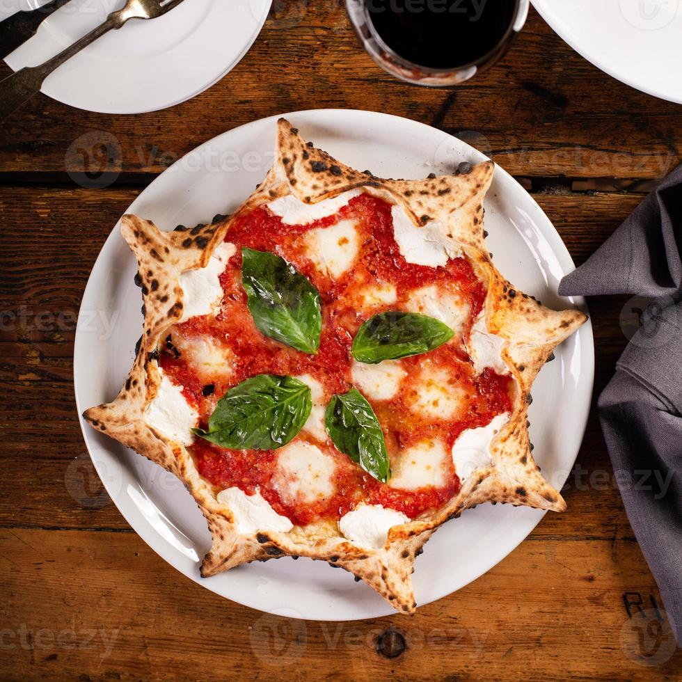 appena al forno carnevale Pizza Margherita con fresco basilico foto