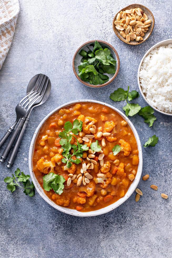 vegano curry con cavolfiore, Ceci e butternut schiacciare foto