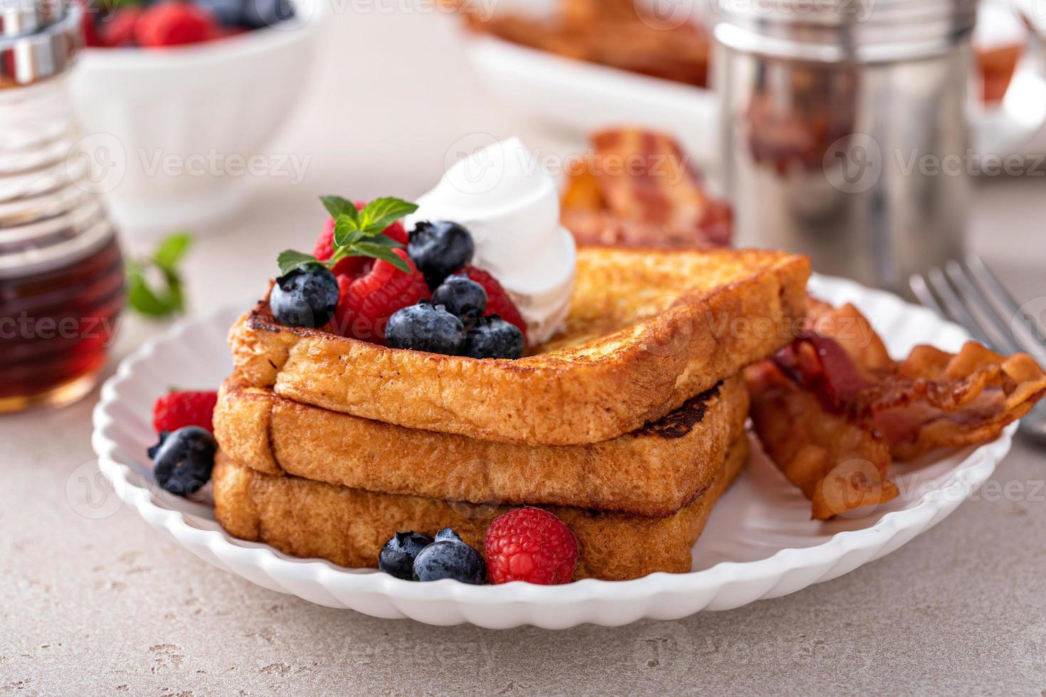 classico francese crostini con Bacon e frutti di bosco foto