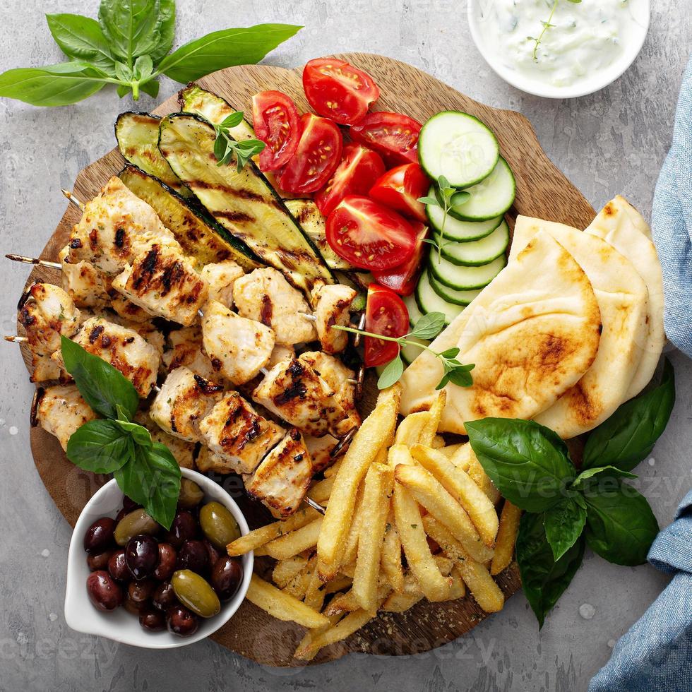 grigliato pollo kebab piatto con verdure foto