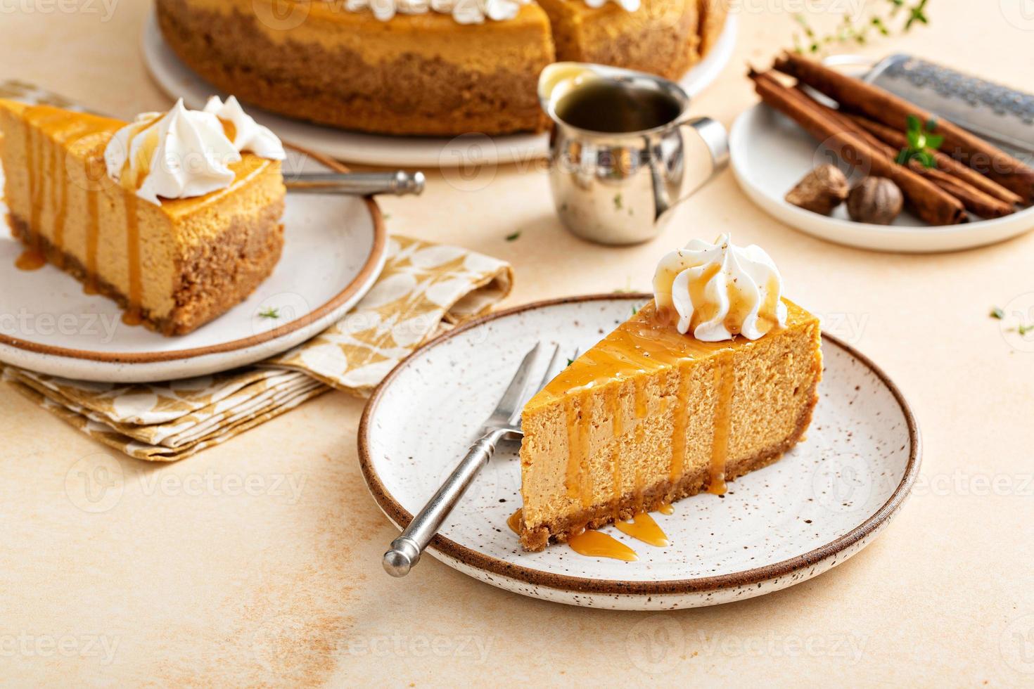 zucca torta di formaggio con autunno spezie sormontato con frustato crema foto