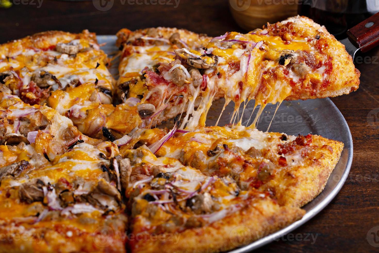 vegetariano bbq Pizza con funghi e caldo salsa foto