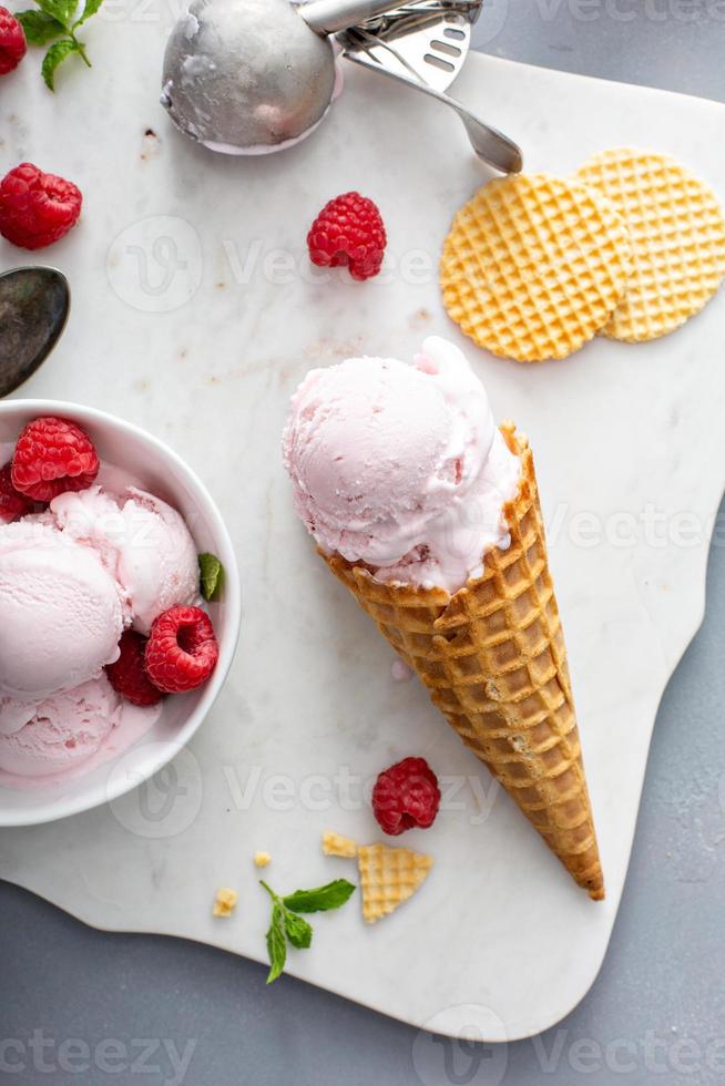 lampone ghiaccio crema nel un' ciotola e conw con fresco frutti di bosco foto