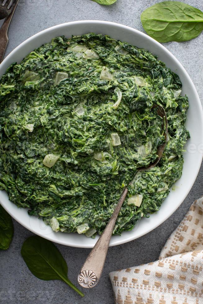 crema spinaci nel un' bianca ciotola foto