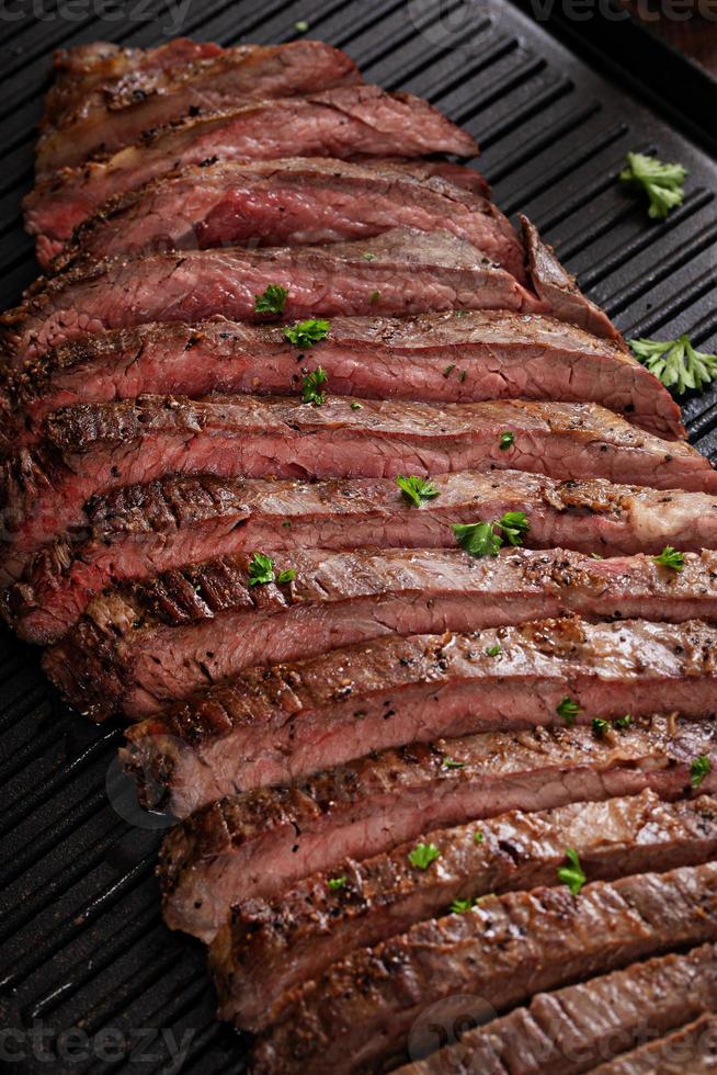 scottato fianco bistecca su un' griglia padella con chimichurri e Rafano foto