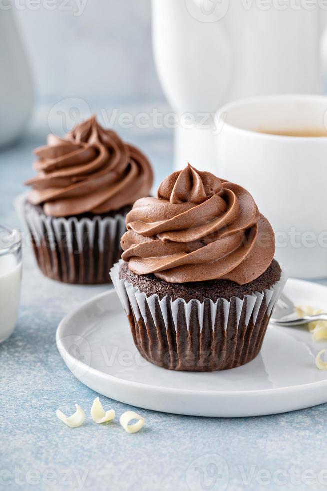 buio cioccolato cupcakes con frustato ganache glassa foto