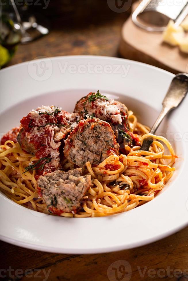 spaghetti con Polpette e pomodoro salsa su un' piatto foto