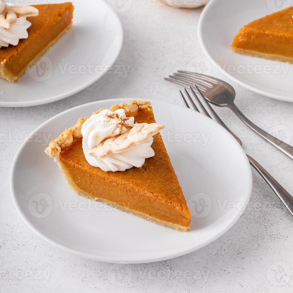 fette di tradizionale zucca torta nel un' leggero e luminosa ambientazione foto