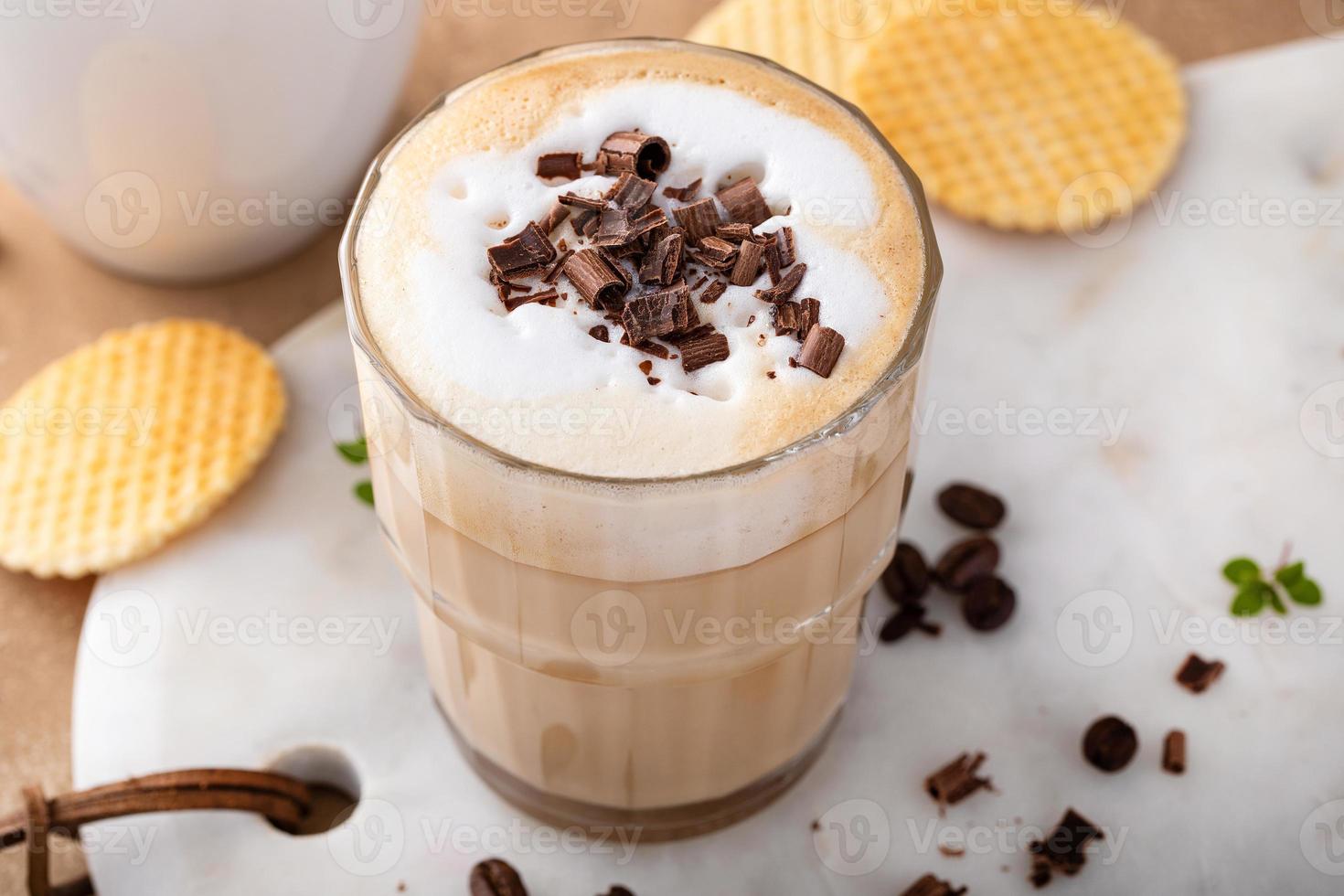 caldo caffè latte macchiato e cappuchino nel un' bicchiere e boccale foto