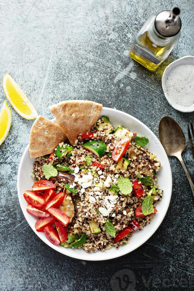 grigliato verdure e quinoa insalata con feta formaggio foto