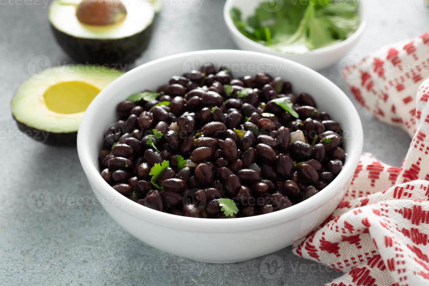 al forno fagioli con cipolla e coriandolo foto