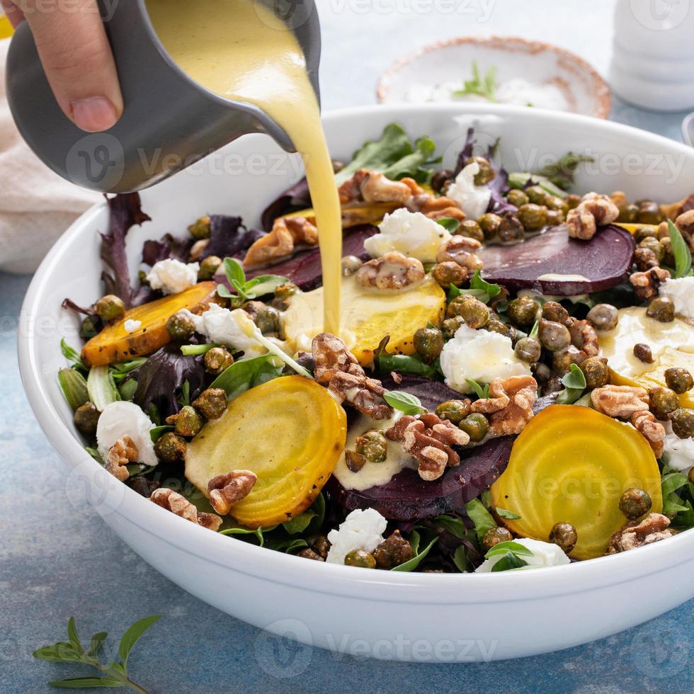 barbabietola insalata con Limone condimento e arrostito Ceci foto