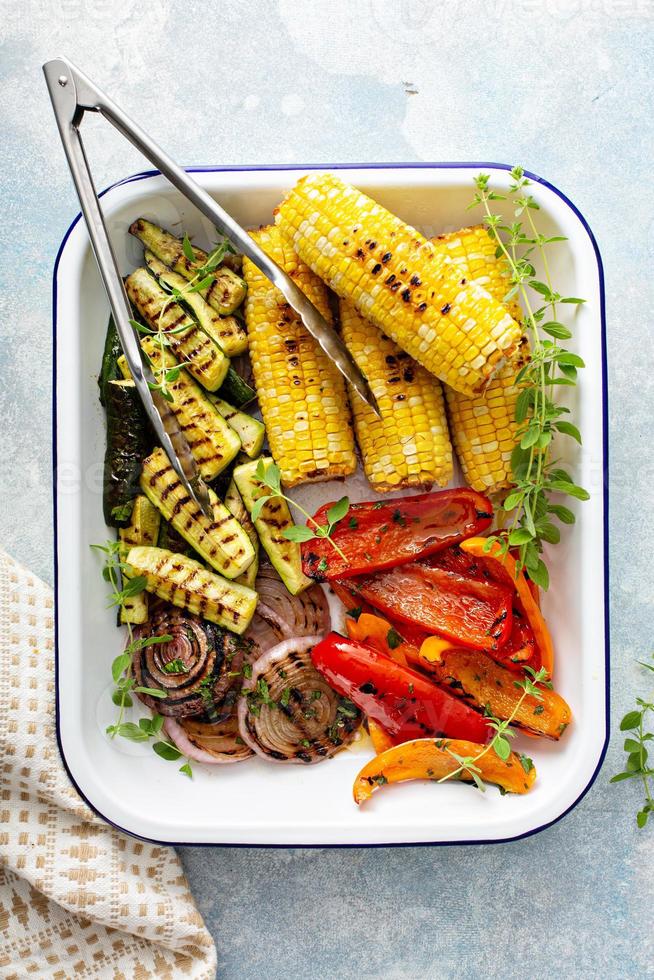 grigliato estate verdure su un' vassoio, appena cucinato e pronto per mangiare foto