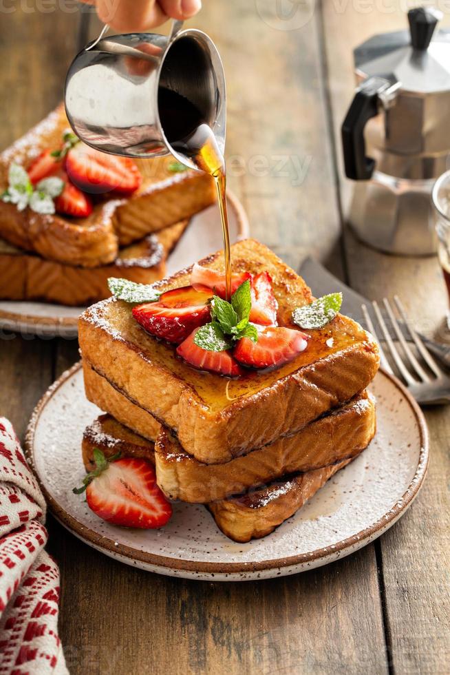 francese toast con fragola e in polvere zucchero foto