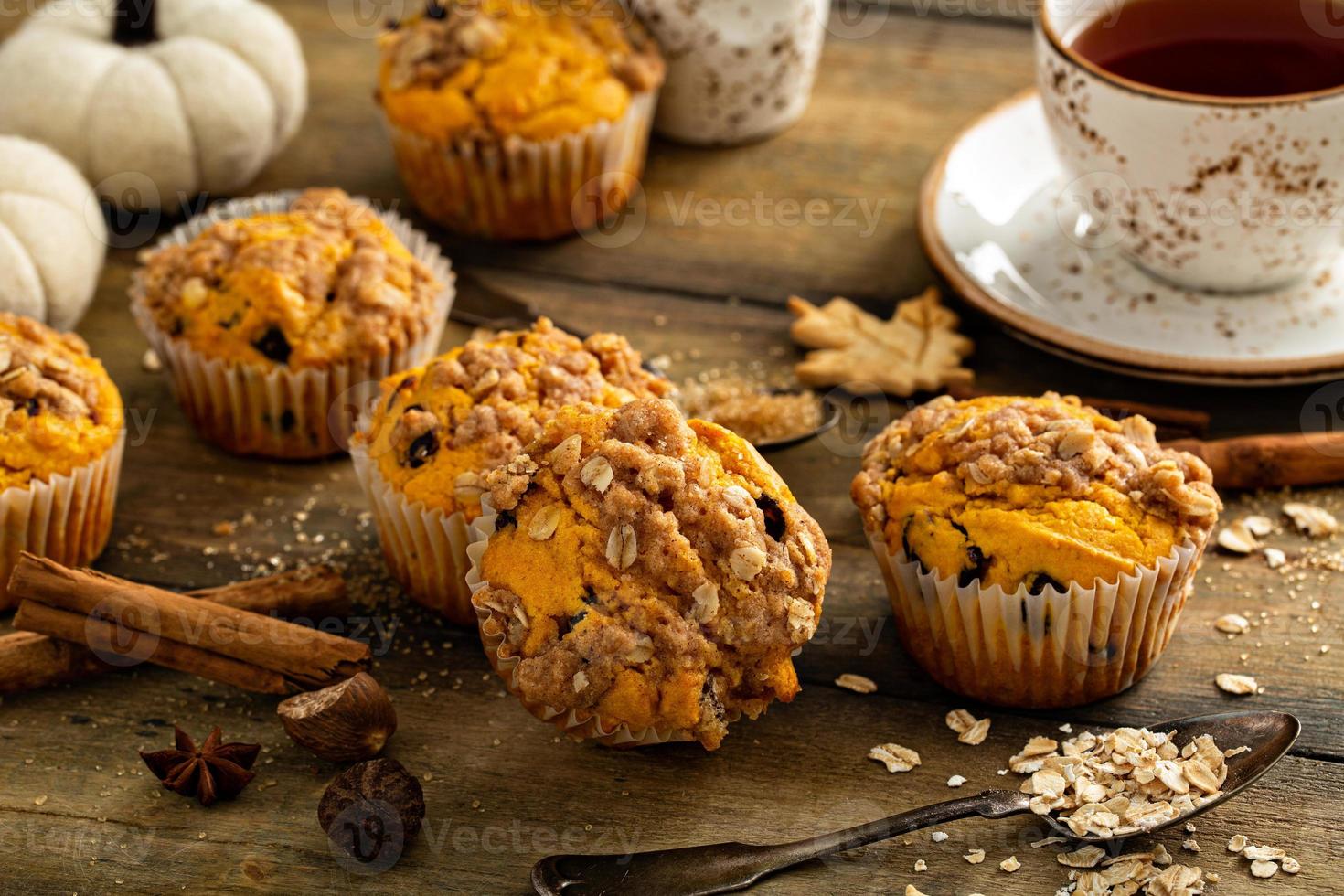 zucca muffin con avena e Marrone zucchero crollare foto