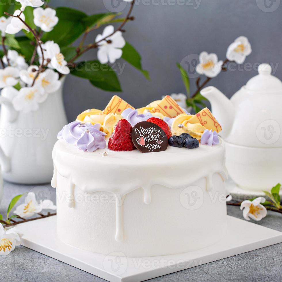 vaniglia torta per La madre di giorno con fiori e bianca cioccolato Smalto foto