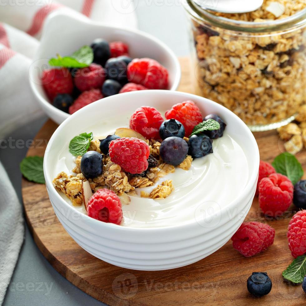 pianura yougurt con muesli su lato foto