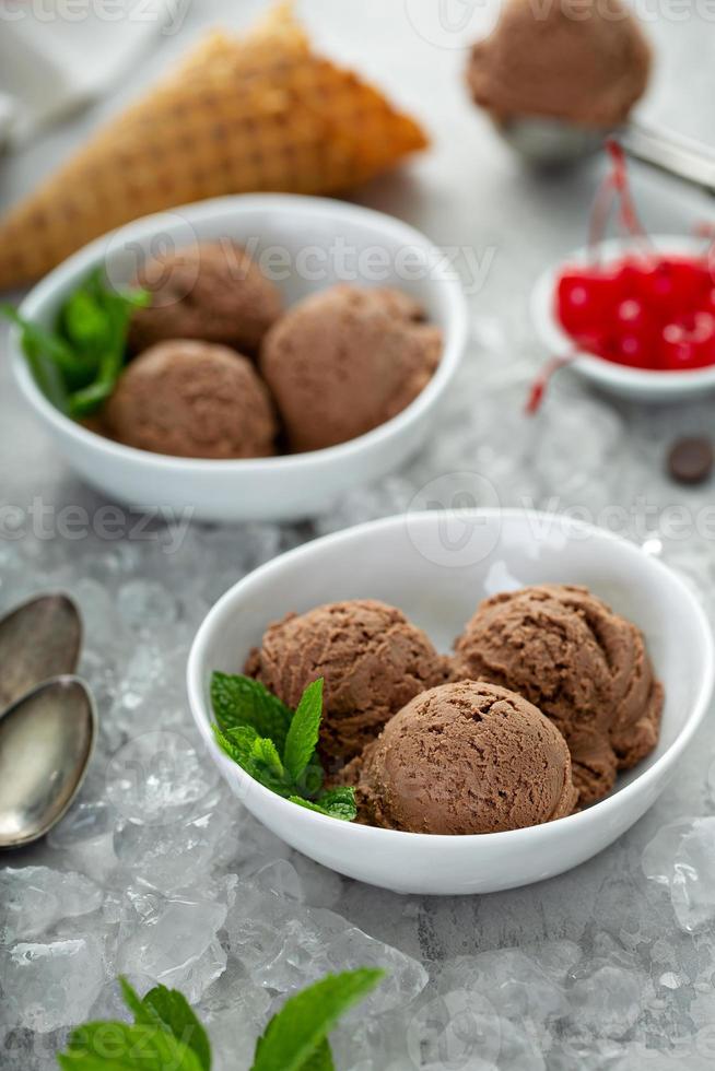 semplice cioccolato ghiaccio crema nel un' ciotola foto