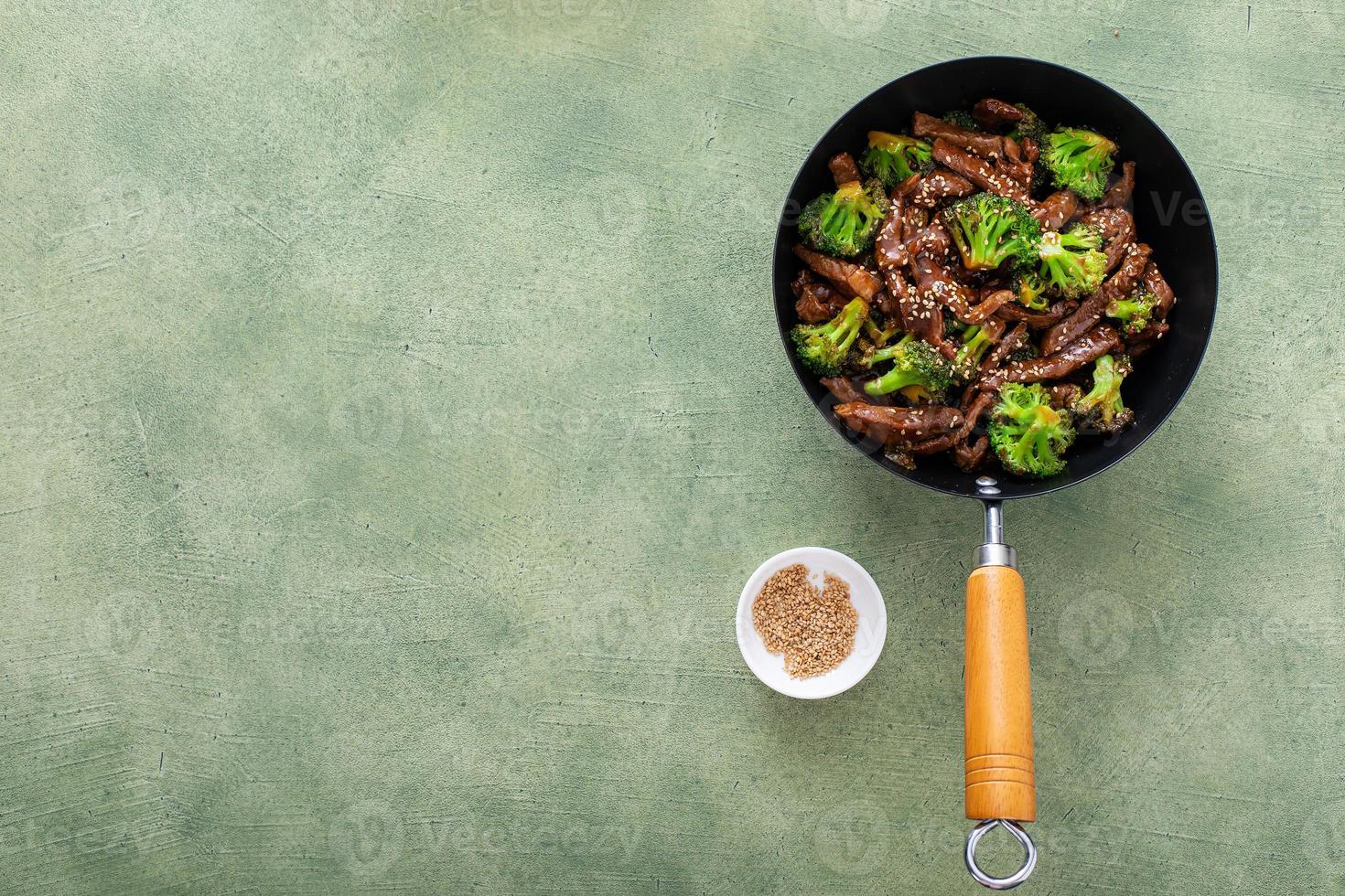 Manzo e broccoli agitare friggere nel un' piccolo wok foto