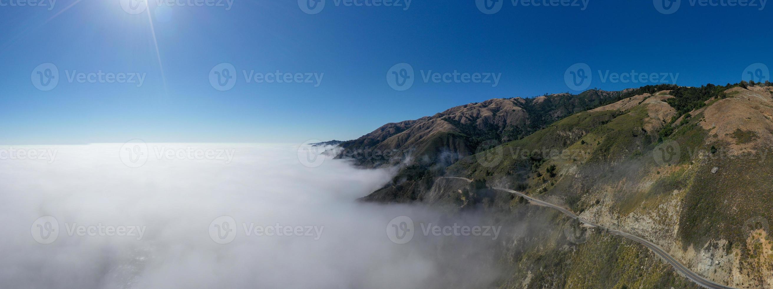 oceano nebbia rotolamento nel su autostrada 1 e grande su, California, Stati Uniti d'America foto