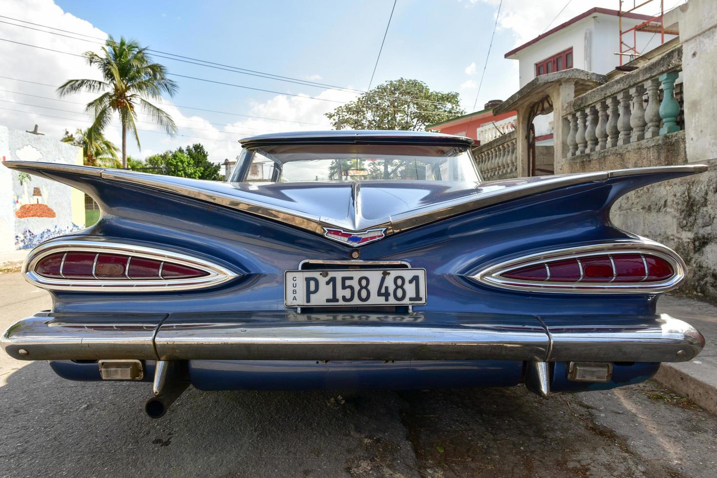 l'Avana, Cuba - jan 14, 2017 - classico auto nel il jaimanitas Quartiere di l'Avana, Cuba, Di Più comunemente conosciuto come fusterlandia per il colorato mosaici. foto