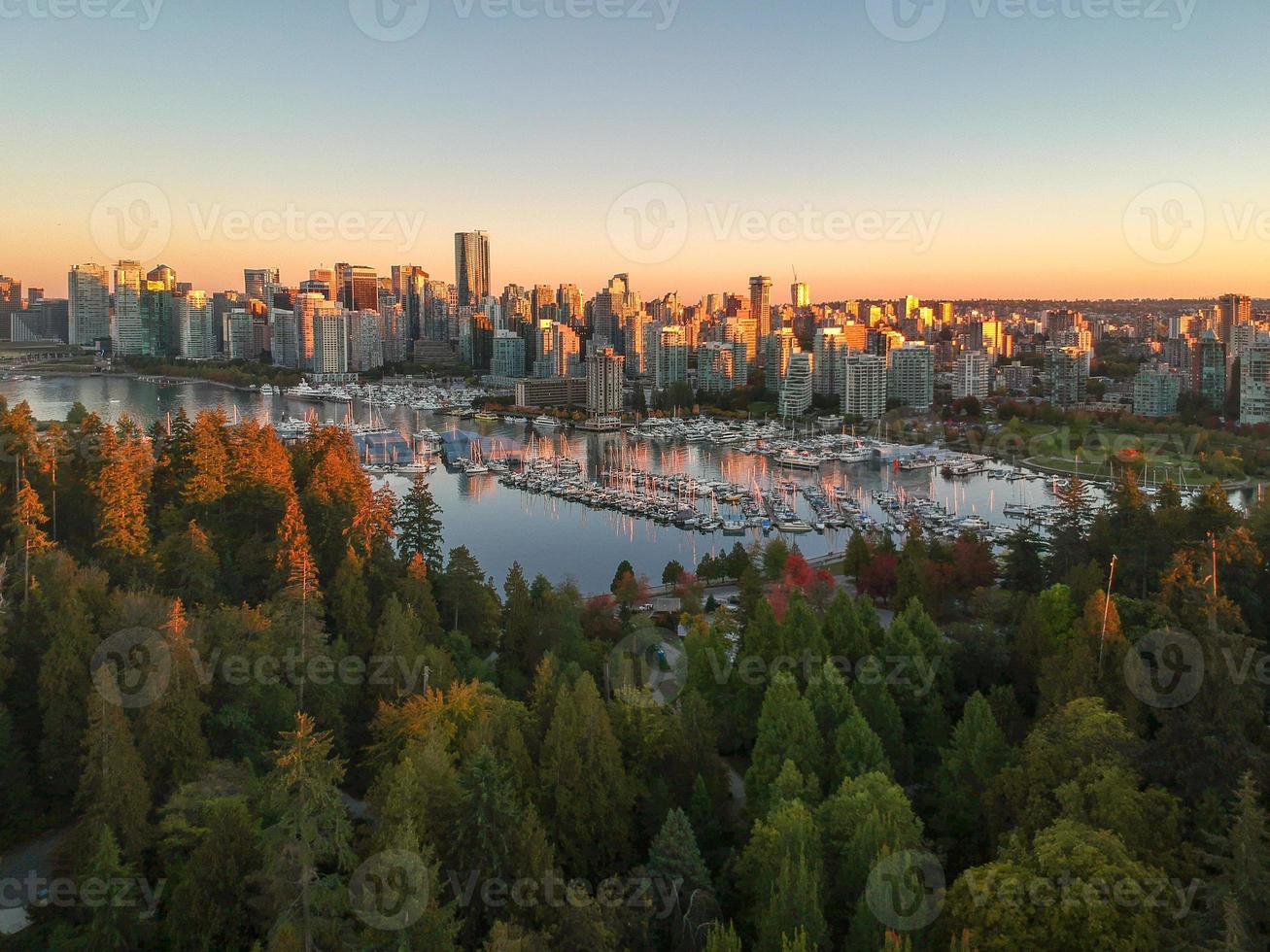 aereo Visualizza di il vancouver centro orizzonte a crepuscolo a partire dal stanley parco, Canada. foto