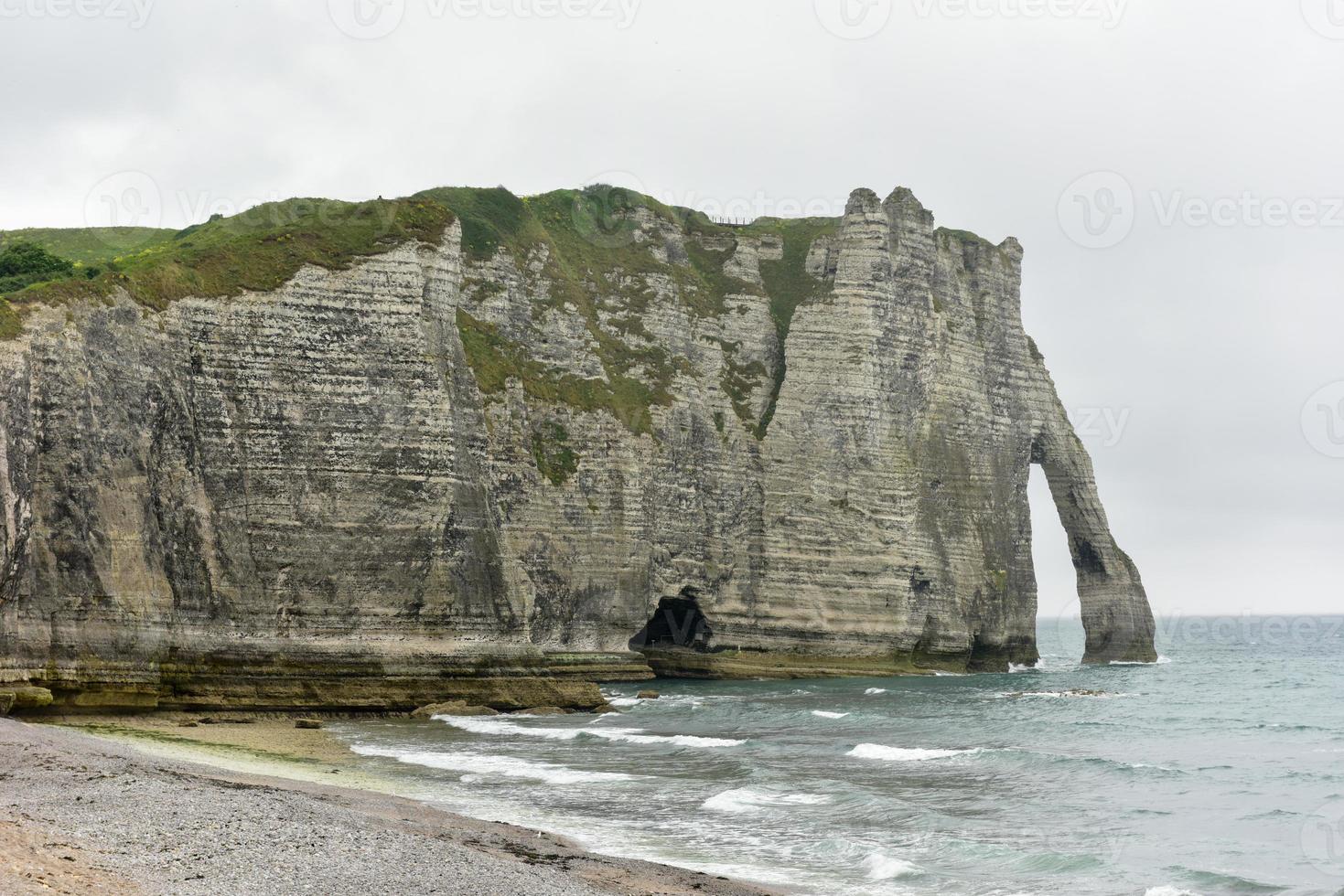 spettacolare naturale scogliere aval di etretat e bellissimo famoso costa su un' nuvoloso giorno nel Normandia, Francia, Europa. foto