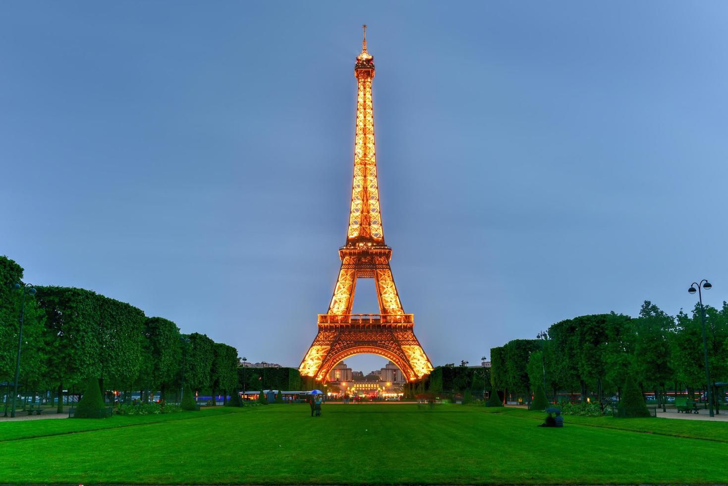 il iconico eiffel Torre su un' piovigginoso sera a partire dal il campione de Marte nel Parigi, Francia, 2022 foto