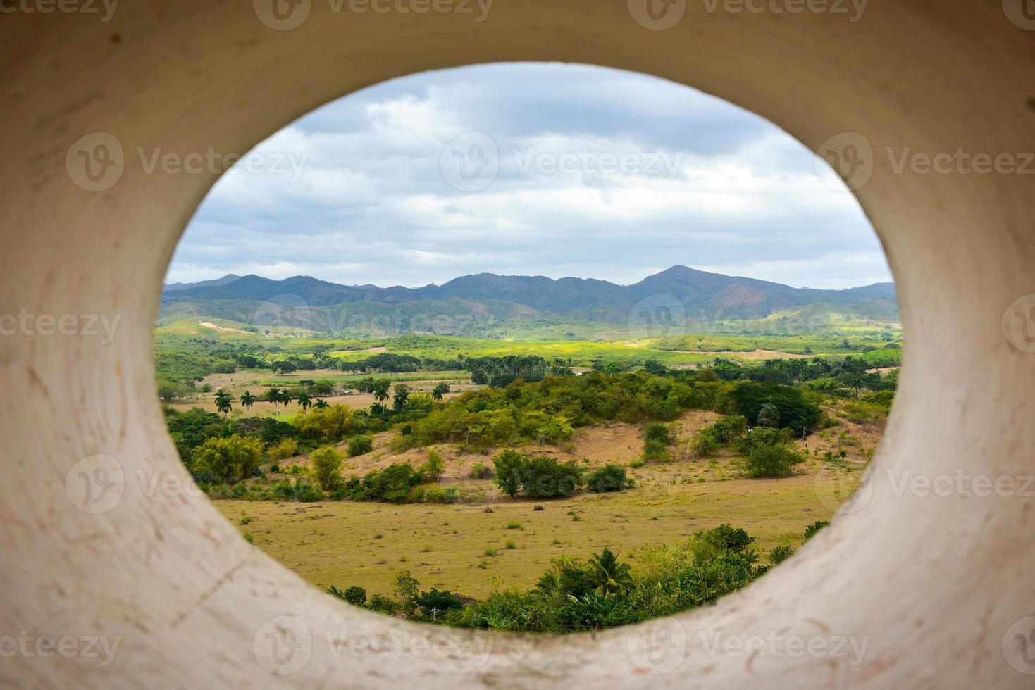 Visualizza a partire dal il storico schiavo orologio Torre nel manaca iznaga, Valle de los genio, Trinità, Cuba foto