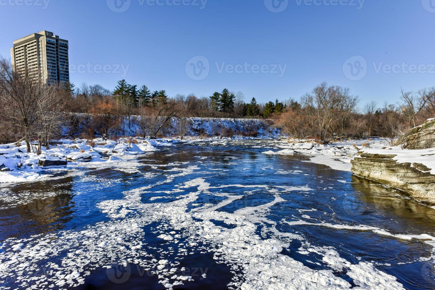 di maiale indietro cascate collocato su il rideau fiume nel di maiale indietro parco nel ottava, Ontario Canada congelato al di sopra di nel inverno. foto