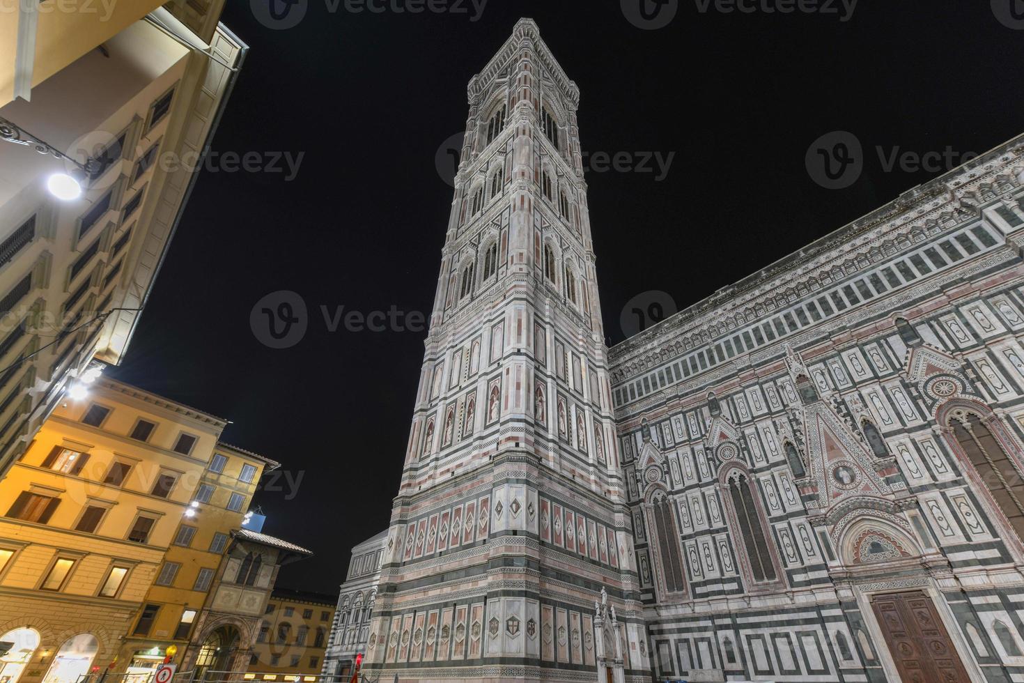 duomo Santa maria del fiore e bargello a notte nel Firenze, Toscana, Italia foto