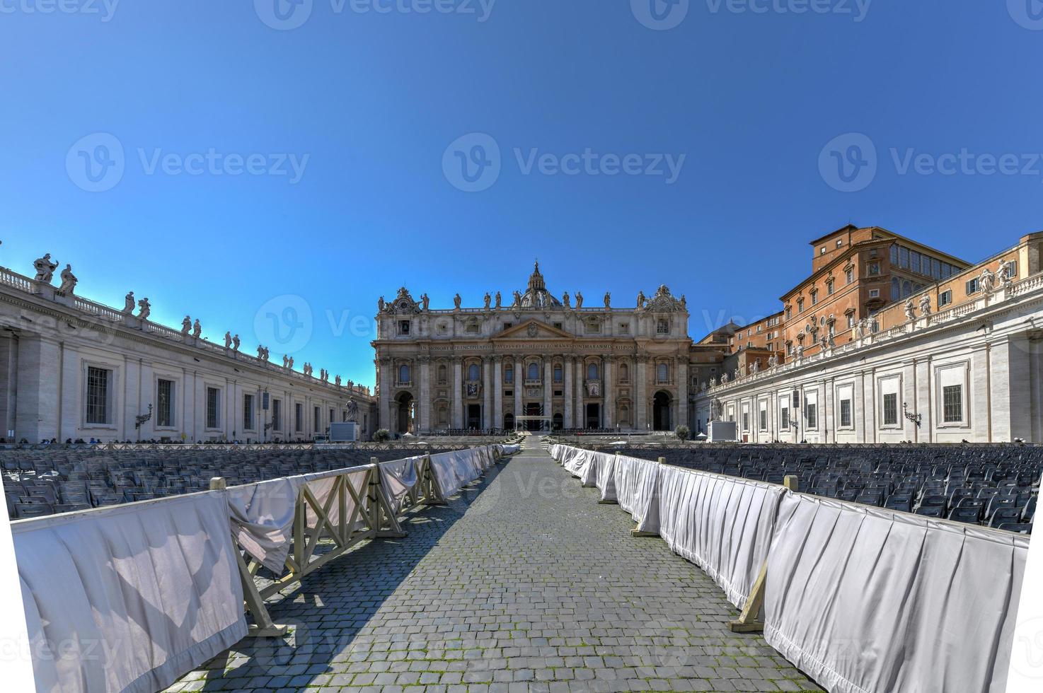 santo di Pietro basilica e piazza nel preparazione per Pasqua celebrazione nel il Vaticano città. foto