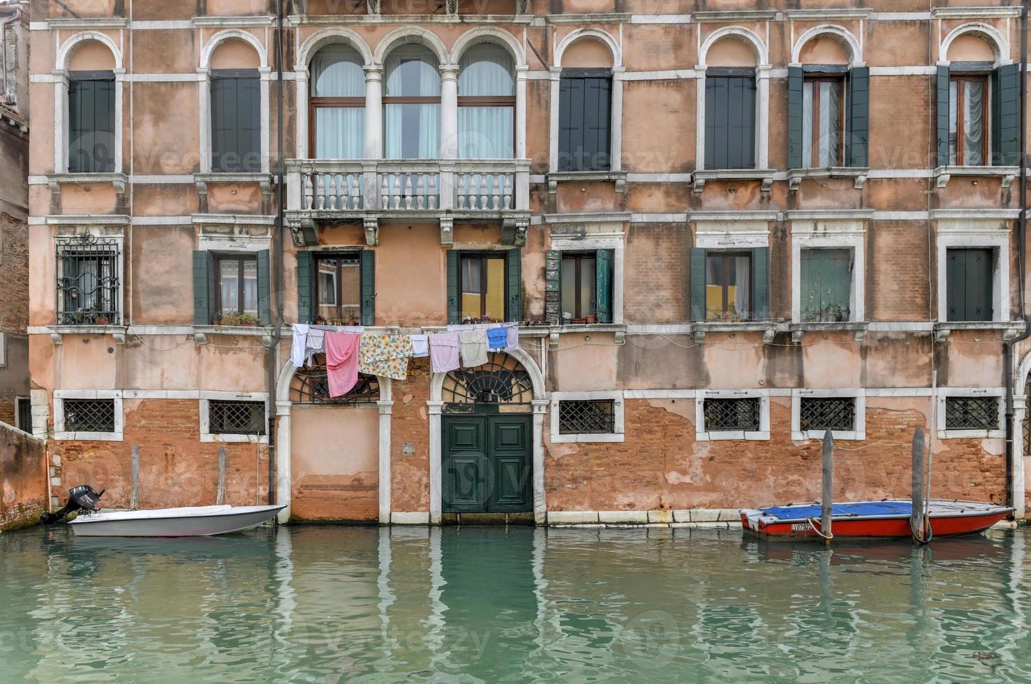 architettura e Barche lungo il fiume misericordia di Venezia, Italia. foto