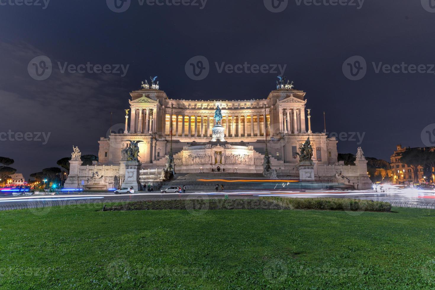 il monumento per vincitore emanuele ii. altare di il patria. piazza venezia nel Roma, Italia a notte. foto