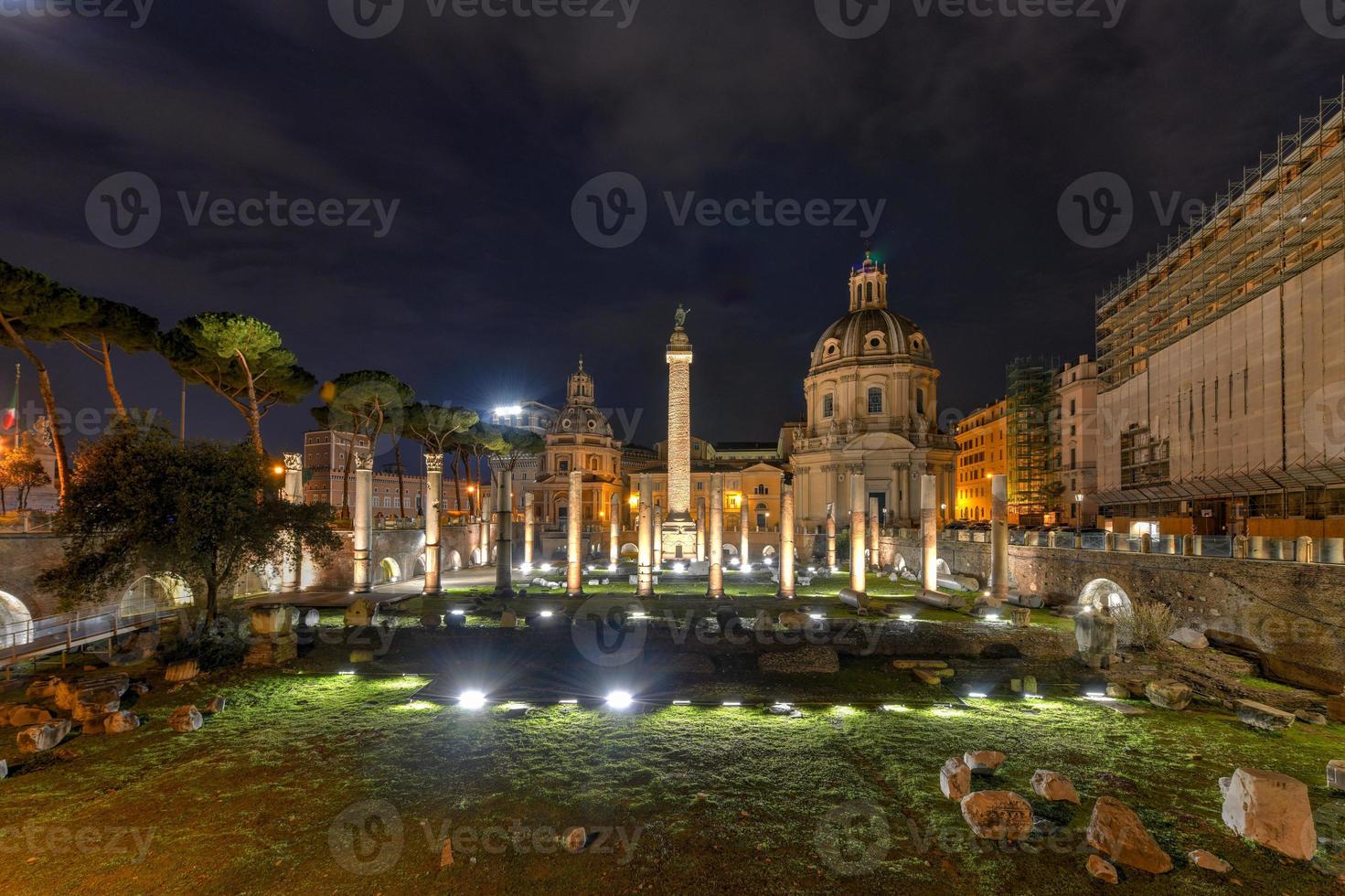 di Traiano mercato, parte di il di Traiano Forum, di notte nel Roma, Italia foto