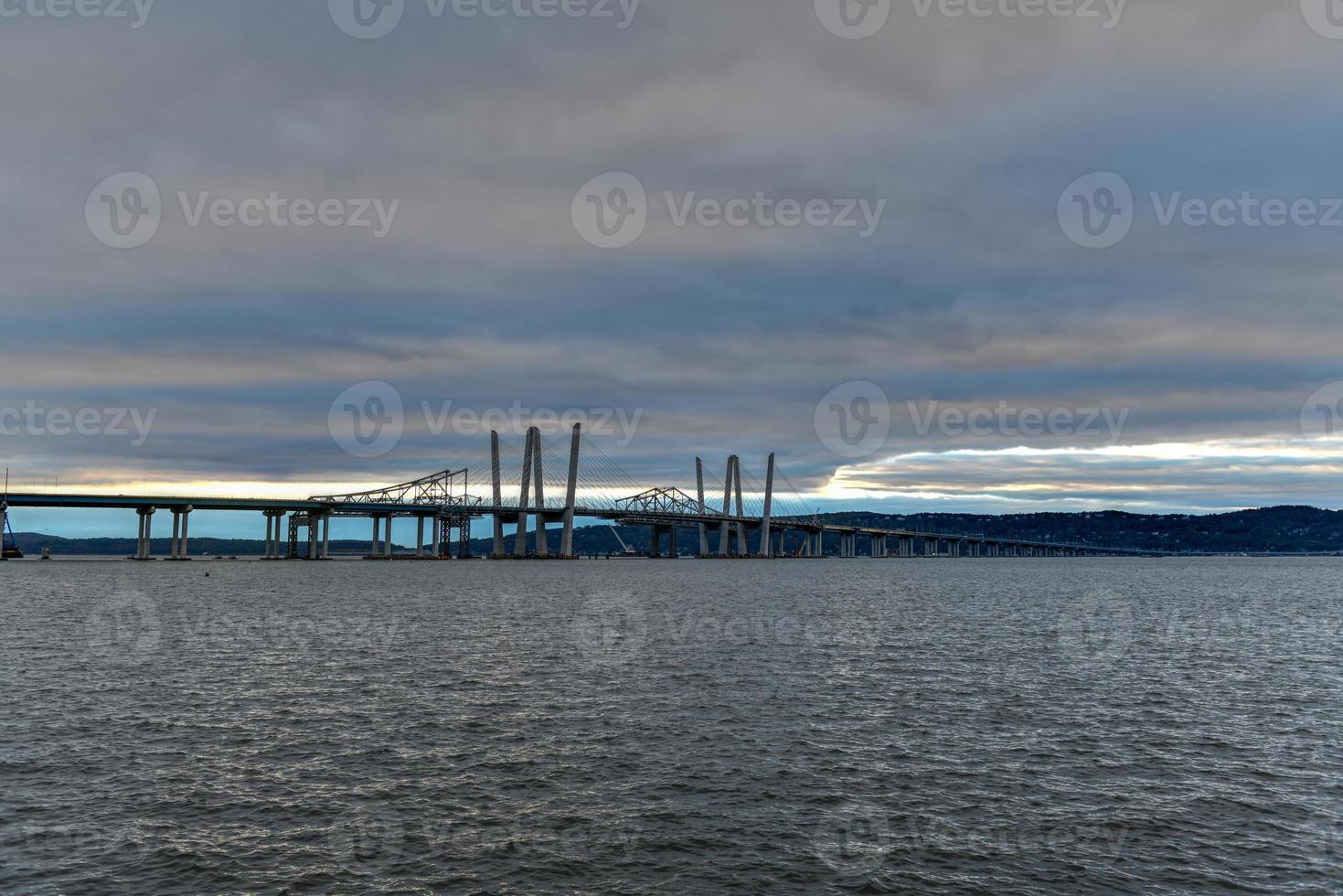 nuovo e vecchio tappan zeta ponti coesistenti attraverso hudson fiume con un' drammatico tramonto. foto