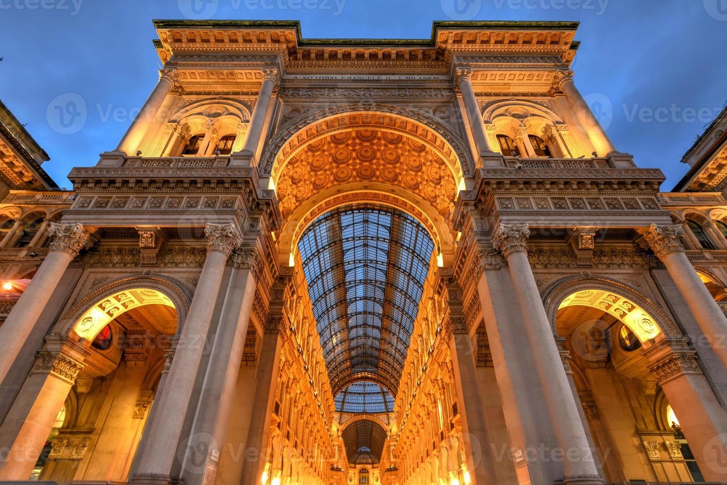 Milano vittorio emanuele ii galleria nel Milano, Italia. esso è dell'italia il più antico attivo shopping centro commerciale e un' maggiore punto di riferimento di Milano, Italia. foto