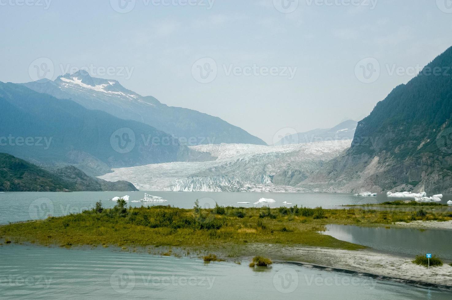 mendenhall ghiacciaio e lago nel giugno, alaska. foto