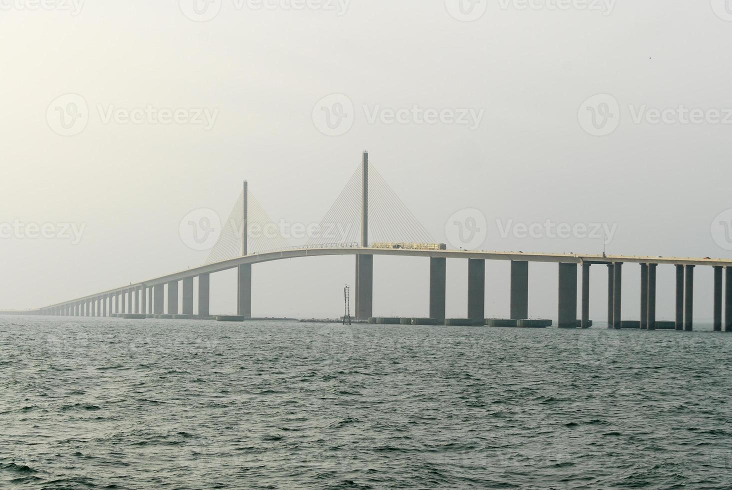 luce del sole skyway ponte - tampa baia, Florida foto