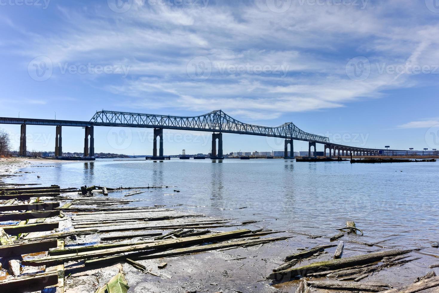 il ponte esterno attraversamento è un' mensola ponte quale campate il Arthur uccisione. il ponte esterno, come esso è spesso conosciuto, si connette Perth amico, nuovo maglia, con dichiarato isola, nuovo york. foto