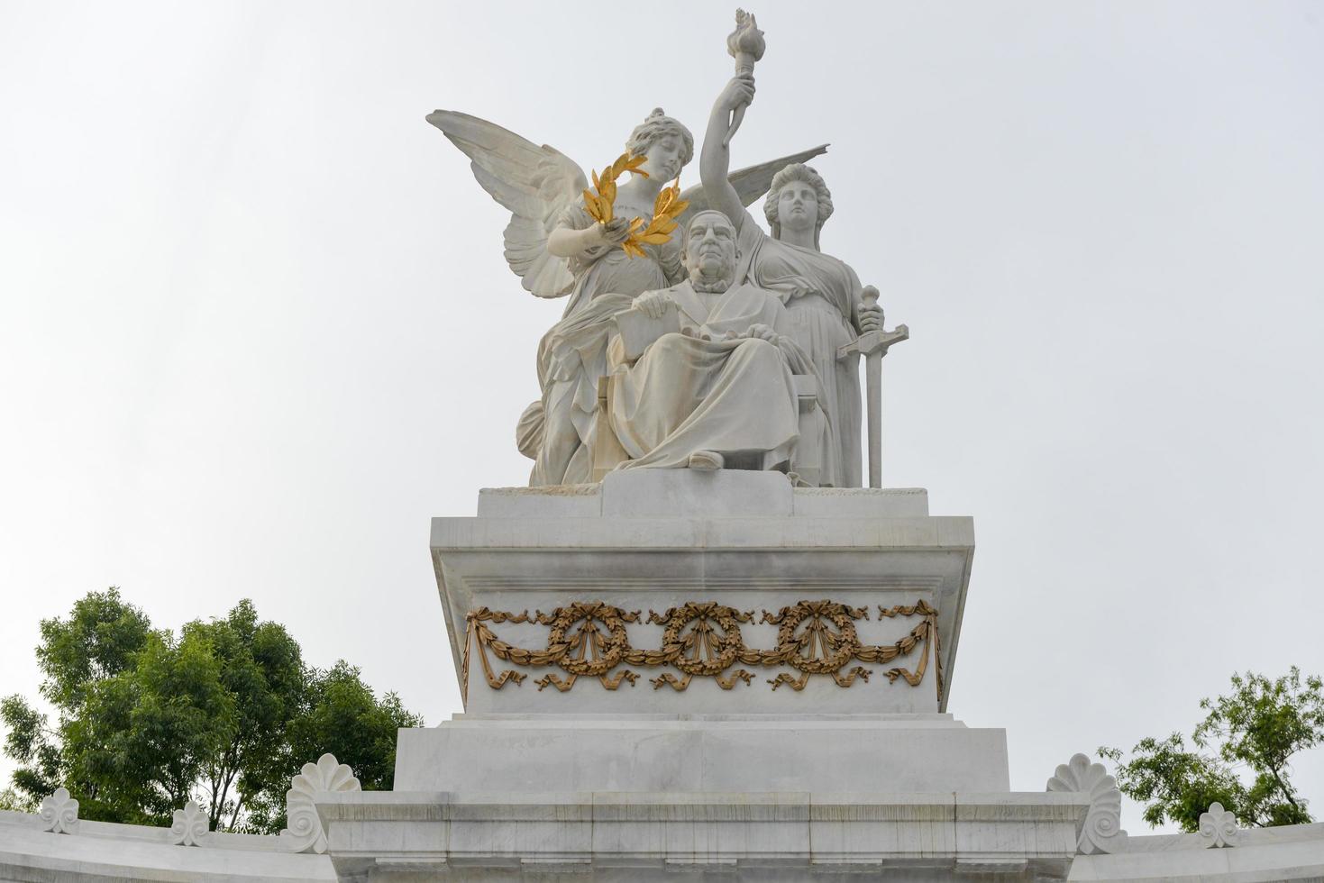 monumento per benito juárez. neoclassico monumento fatto di marmo per benito juárez, del messico primo indigeno Presidente. collocato nel il storico centro di Messico città, 2022 foto