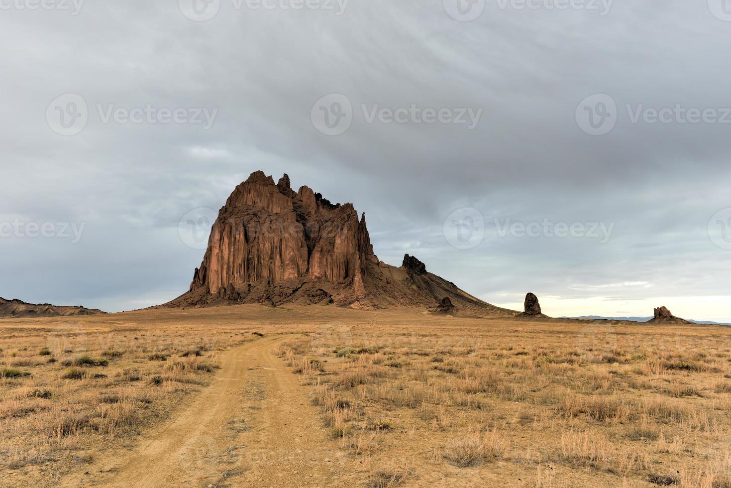 rock è un' monadnock crescente quasi 1.583 piedi sopra il alto-deserto pianura di il navajo nazione nel san juan contea, nuovo Messico, unito stati. foto