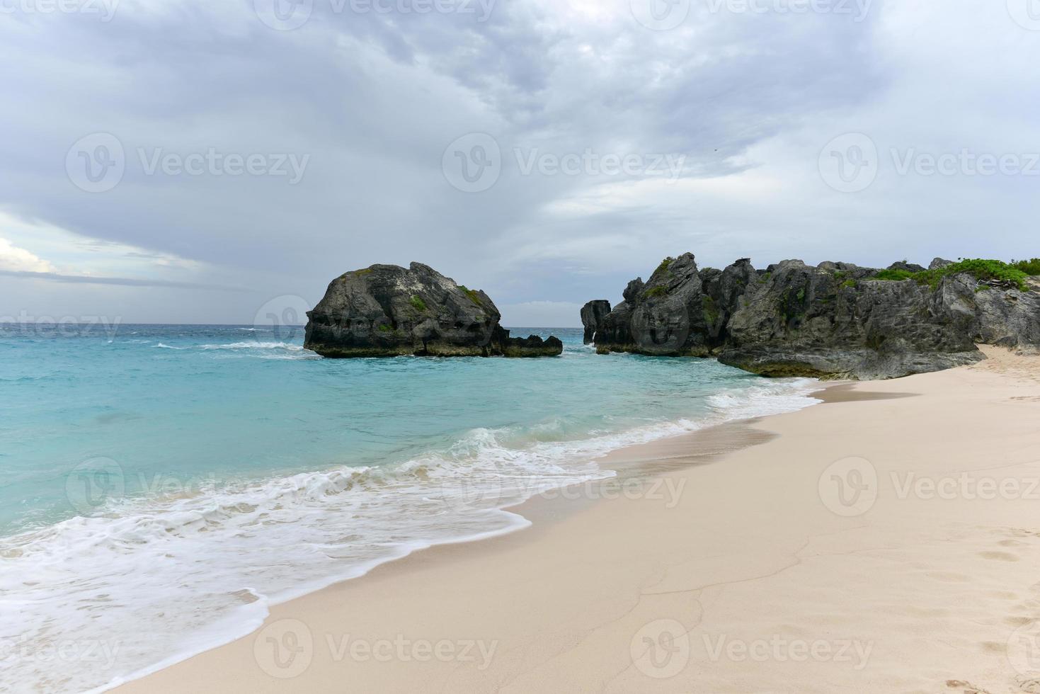 chiaro acqua e rosa sabbia di jobson baia spiaggia nel bermuda. foto