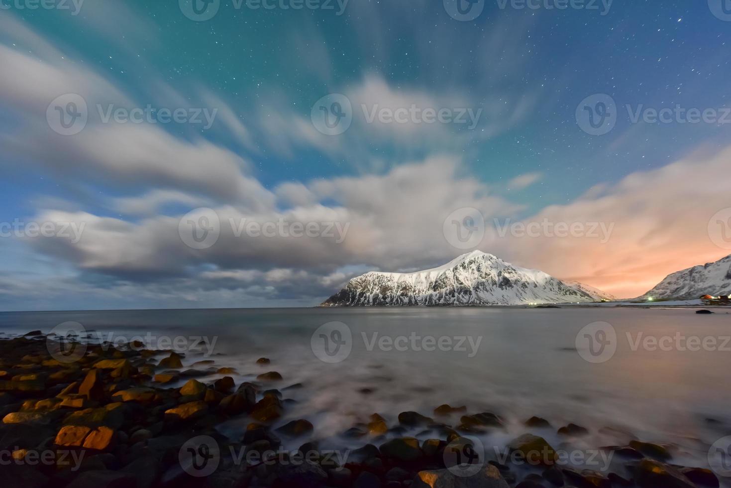 settentrionale luci al di sopra di il mare a skagsanden spiaggia, lofoten isole, Norvegia nel il inverno. foto