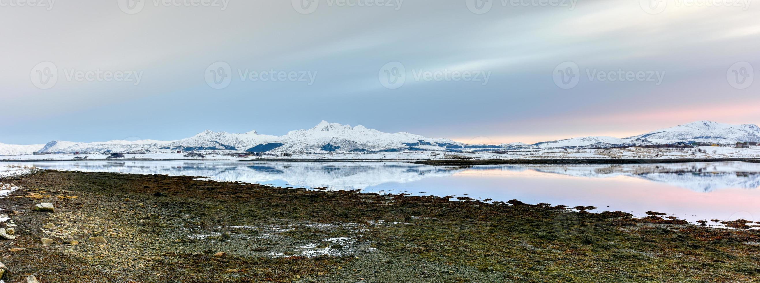 Alba su hestnesbukta su il isola di vestvagoy nel il lofoten isole, Norvegia nel il inverno. foto