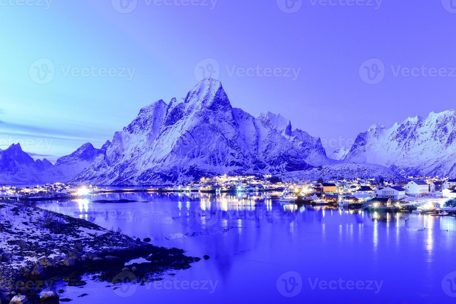inverno sera nel reina, lofoten isole, Norvegia. foto