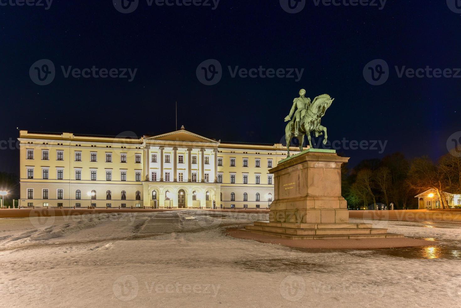 reale palazzo di Oslo a notte. il palazzo è il ufficiale residenza di il presente norvegese monarca. foto