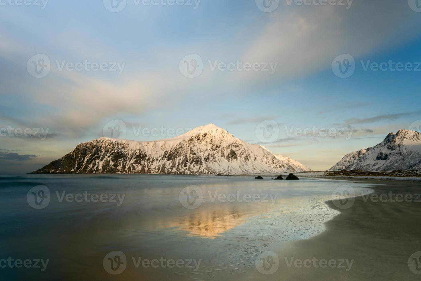 skagsanden spiaggia nel il lofoten isole, Norvegia nel il inverno. foto