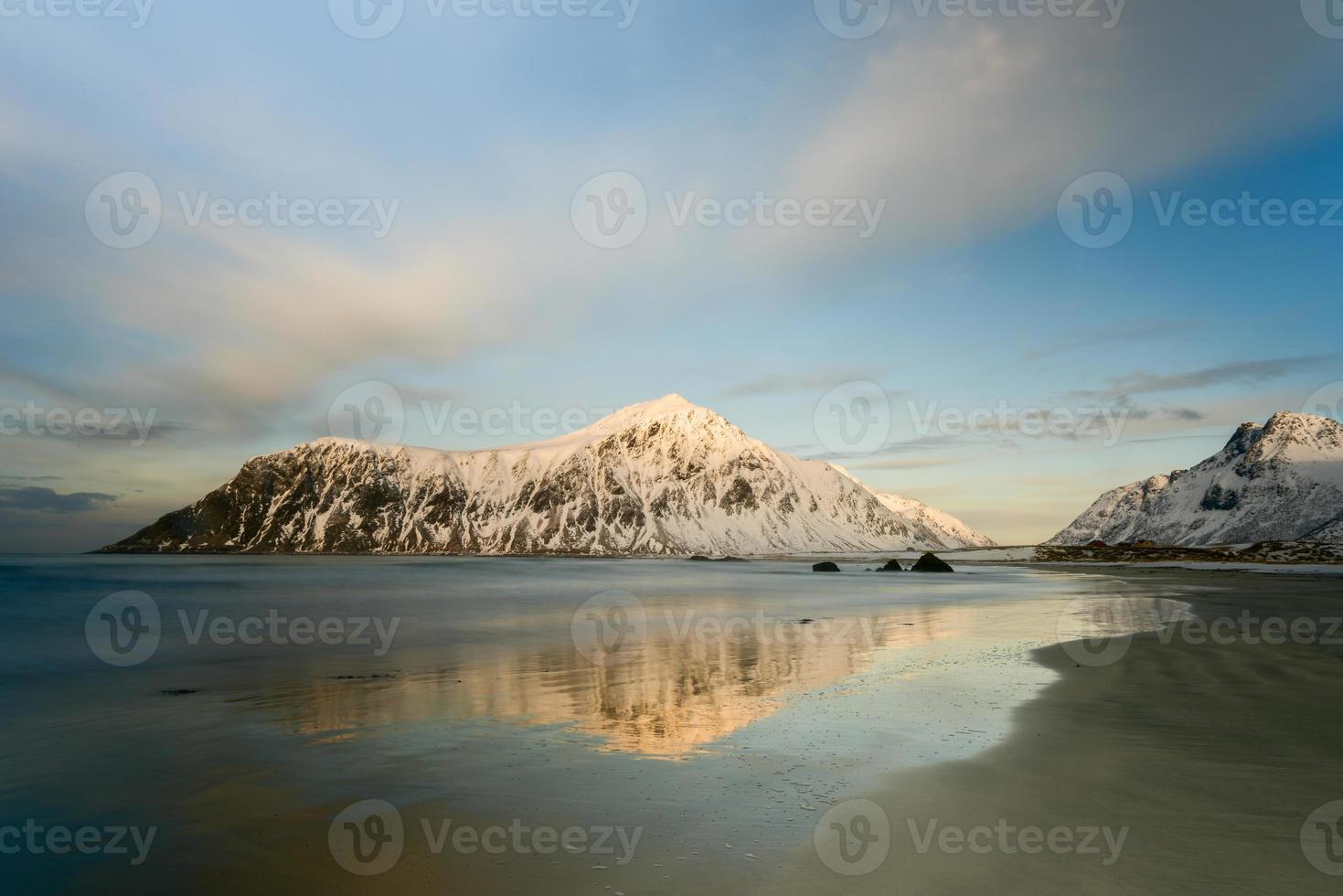 skagsanden spiaggia nel il lofoten isole, Norvegia nel il inverno. foto